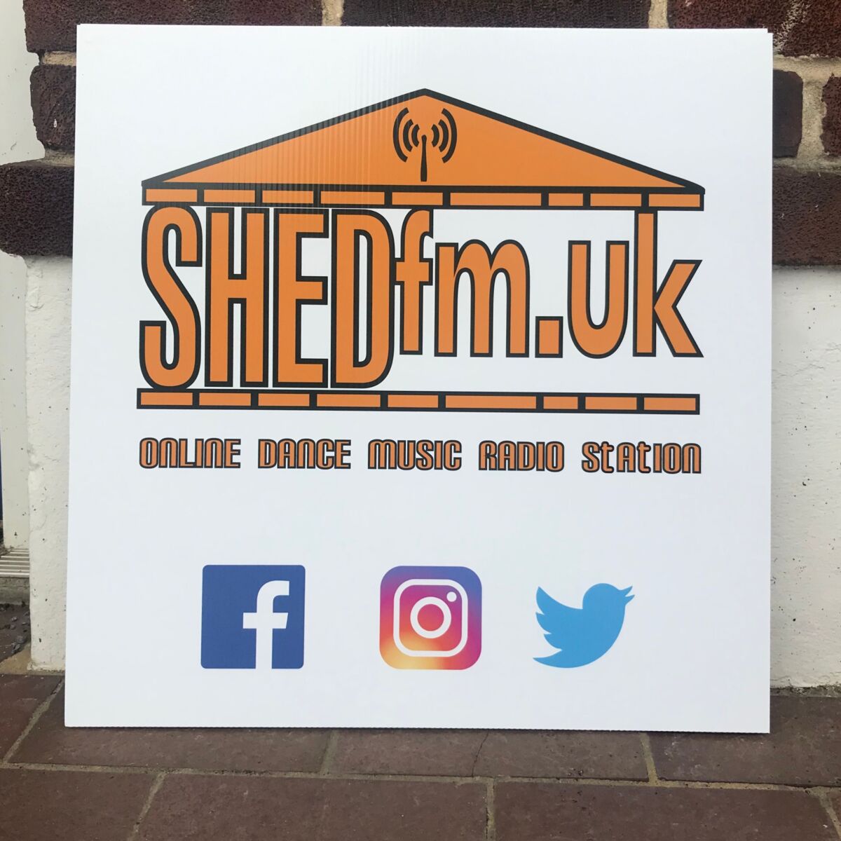 Understanding the Laws About Putting Up Signs in the UK 1 Laws About Putting Up Signs